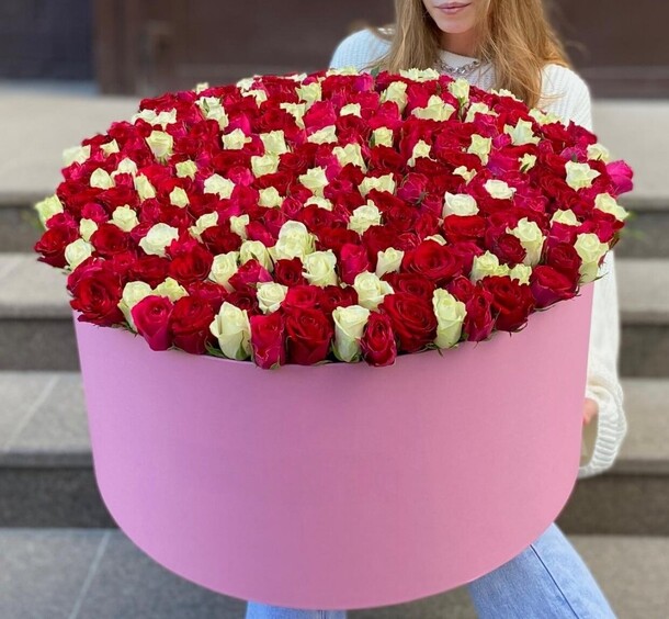 301 яркий микс в коробке, артикул F1429021 - 61589 рублей, доставка по городу. Flawery - доставка цветов