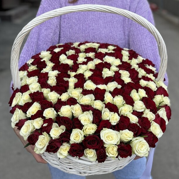 201 бело-красная роза в корзине, артикул F1429080 - 50589 рублей, доставка по городу. Flawery - доставка цветов