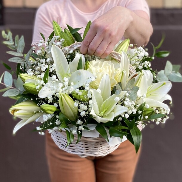 Белые лилии и розы в корзине, артикул F1430062 - 10329 рублей, доставка по городу. Flawery - доставка цветов