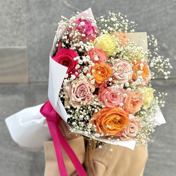 15 роз микс с гипсофилой, артикул F1431767 - 5489 рублей, доставка по городу. Flawery - доставка цветов