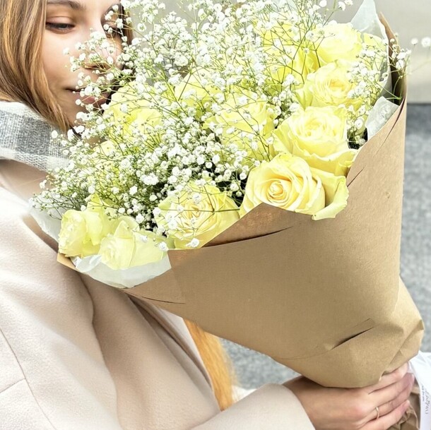 15 белых роз с гипсофилой, артикул F1431772 - 5489 рублей, доставка по городу. Flawery - доставка цветов