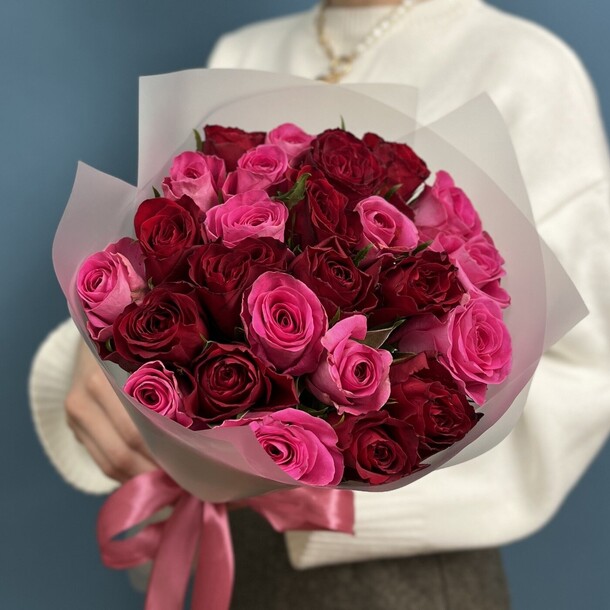 25 розово-красных роз россия, артикул F1431811 - 7139 рублей, доставка по городу. Flawery - доставка цветов