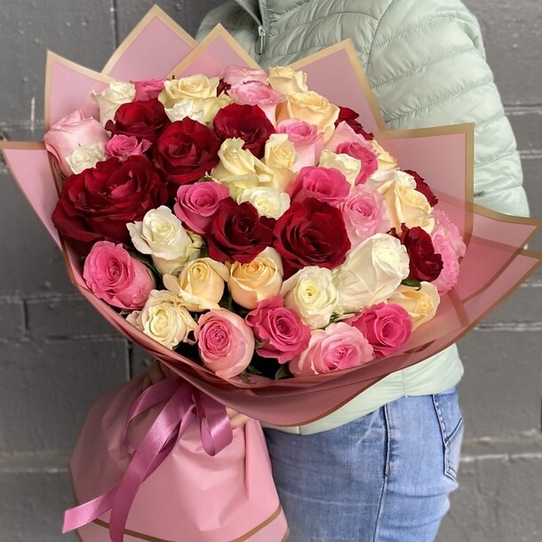 51 яркий микс роз, артикул F1432198 - 11539 рублей, доставка по городу. Flawery - доставка цветов