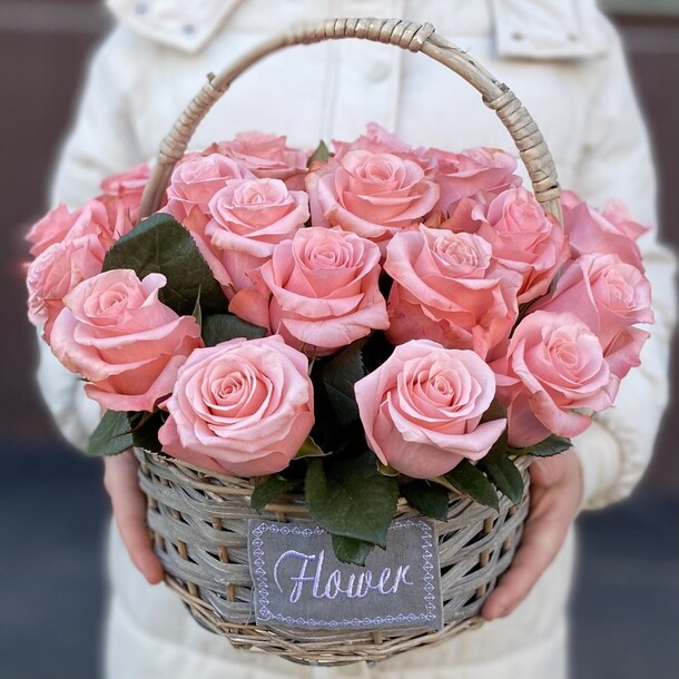 Корзина 25 розовых роз, артикул F1432203 - 7689 рублей, доставка по городу. Flawery - доставка цветов