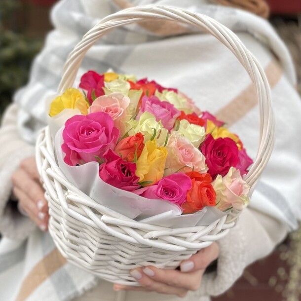 Корзина 25 ярких роз, артикул F1432204 - 7689 рублей, доставка по городу. Flawery - доставка цветов