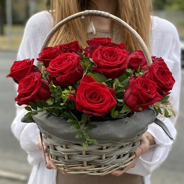 Корзина 15 красных роз в зелени, артикул F1432207 - 6259 рублей, доставка по городу. Flawery - доставка цветов
