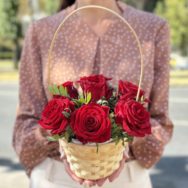 7 красных роз в корзинке, артикул F1432210 - 2739 рублей, доставка по городу. Flawery - доставка цветов