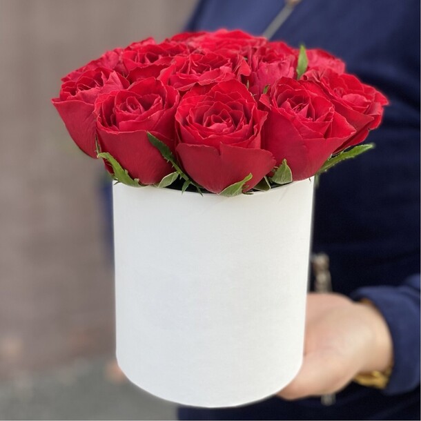 15 красных роз в коробке, артикул F1432633 - 3619 рублей, доставка по городу. Flawery - доставка цветов