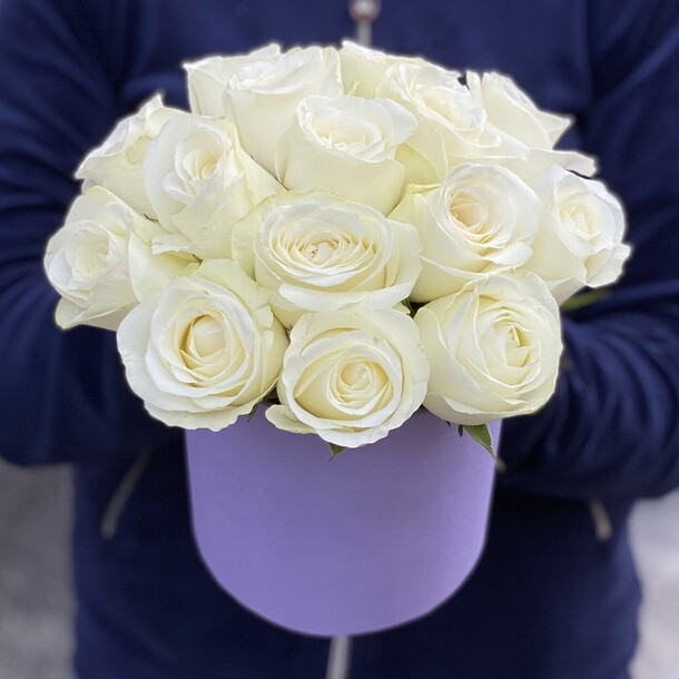 15 белых роз в коробке, артикул F1432638 - 3619 рублей, доставка по городу. Flawery - доставка цветов