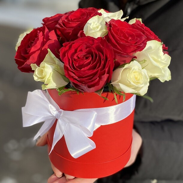 15 бело-красных роз в коробке, артикул F1432641 - 3619 рублей, доставка по городу. Flawery - доставка цветов