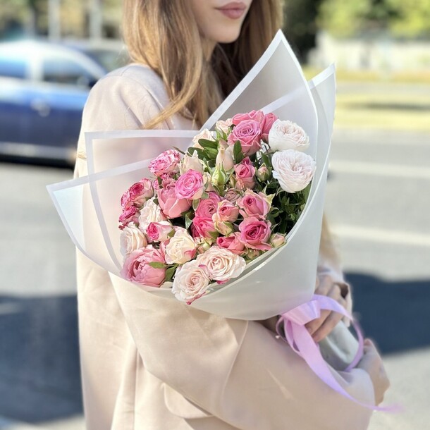 9 нежных кустовых роз, артикул F1432841 - 5819 рублей, доставка по городу. Flawery - доставка цветов