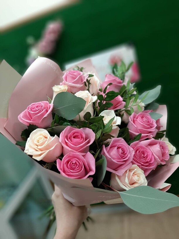 Букет из роз в зелени "а-ля крем", артикул F24186 - 6919 рублей, доставка по городу. Flawery - доставка цветов