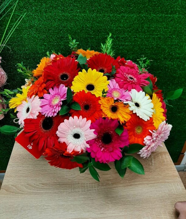 Микс из 35 гербер в корзине, артикул F24317 - 14729 рублей, доставка по городу. Flawery - доставка цветов