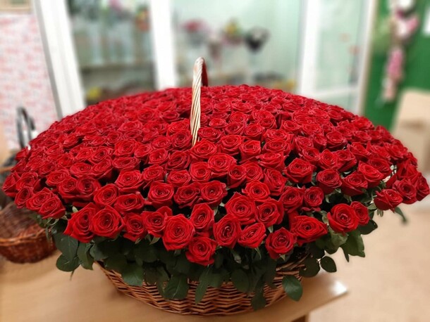 301 бордовая роза в корзине, артикул F51126 - 72589 рублей, доставка по городу. Flawery - доставка цветов