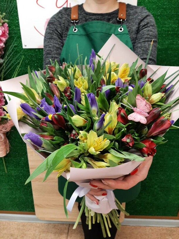 Букет ирисов и альстромерий "особый день", артикул F53962 - 7689 рублей, доставка по городу. Flawery - доставка цветов