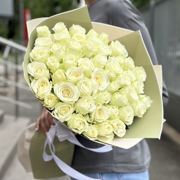 51 белая роза, артикул F77338 - 11539 рублей, доставка по городу. Flawery - доставка цветов