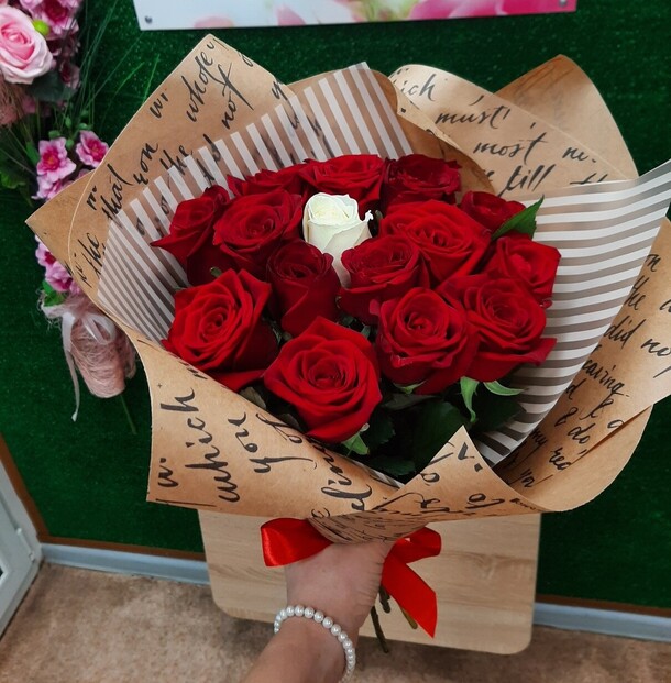 Романтический букет "единственная", артикул F77458 - 4059 рублей, доставка по городу. Flawery - доставка цветов