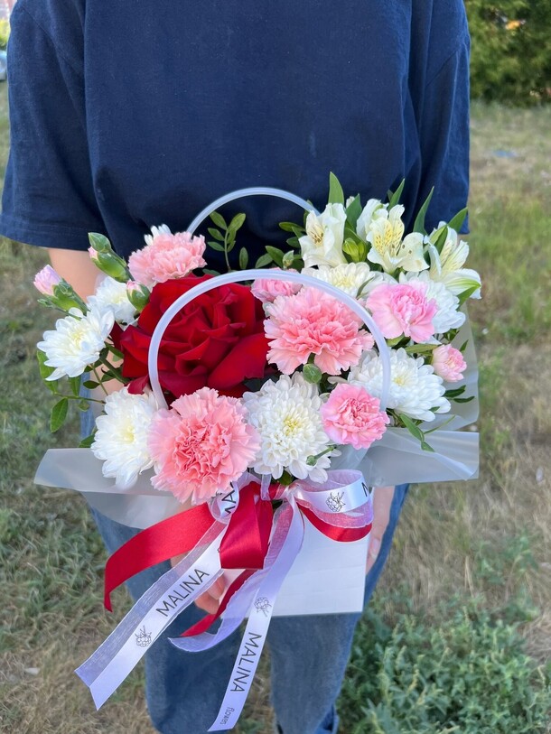 Яркая сумка с розой, артикул F1354485 - 2409 рублей, доставка по городу. Flawery - доставка цветов