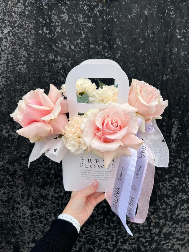 Сумочка с розами и диантусами, артикул F1354492 - 2364 рублей, доставка по городу. Flawery - доставка цветов