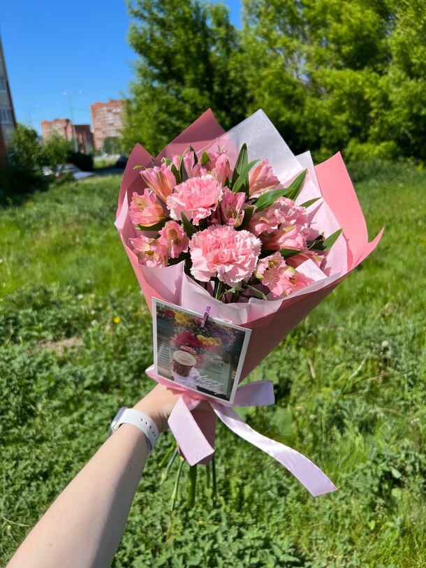 Розовые диантусы и альстромерии букет комплимент, артикул F1426801 - 2273 рублей, доставка по городу. Flawery - доставка цветов