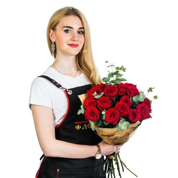 Букет из 15 красных роз в крафте, артикул F79181 - 6325 рублей, доставка по городу. Flawery - доставка цветов