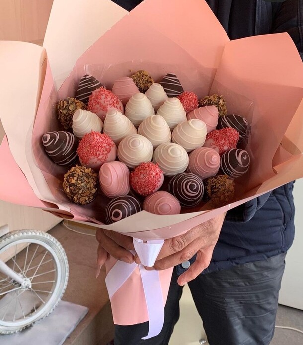 Букет"фэнтези", артикул F1118610 - 7454 рублей, доставка по городу. Flawery - доставка цветов