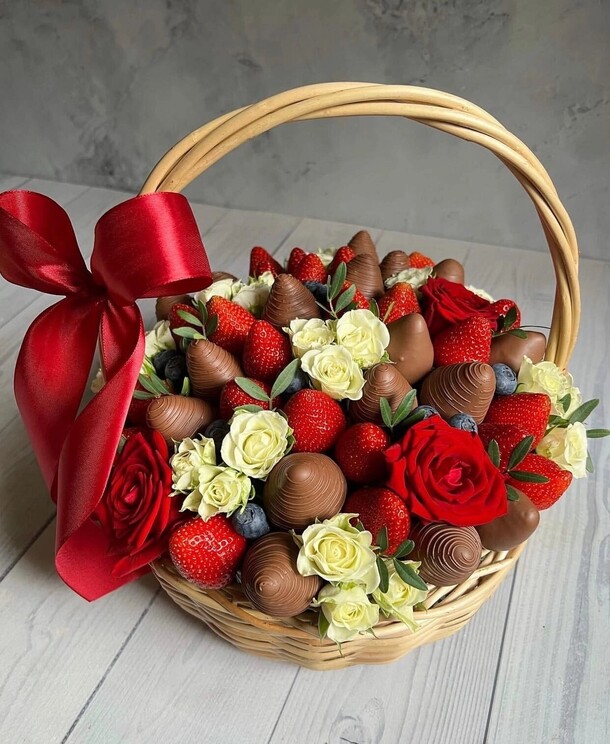 Корзина " клубничный флирт", артикул F1124607 - 11884 рублей, доставка по городу. Flawery - доставка цветов