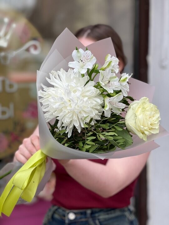 Букет из хризантемы и розы, артикул F1416639 - 3618 рублей, доставка по городу. Flawery - доставка цветов