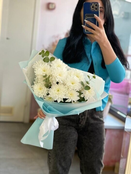 Букет комплимент из хризантемы и эвкалипта, артикул F1416643 - 3234 рублей, доставка по городу. Flawery - доставка цветов