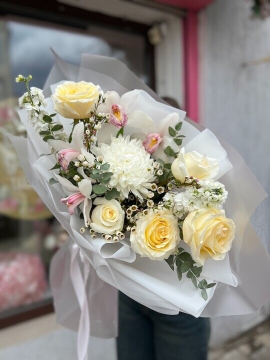 Букет из орхидей, роз и хризантемы, артикул F1417038 - 9811 рублей, доставка по городу. Flawery - доставка цветов