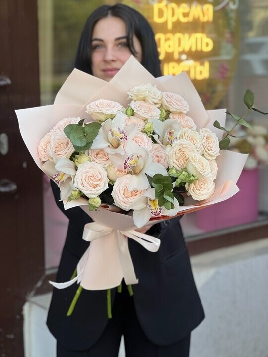 Букет из кустовых роз и орхидеи, артикул F1417040 - 10933 рублей, доставка по городу. Flawery - доставка цветов