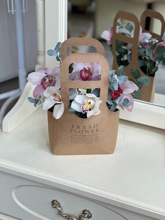 Сумка с орхидеей и эвкалиптом, артикул F1421904 - 5019 рублей, доставка по городу. Flawery - доставка цветов