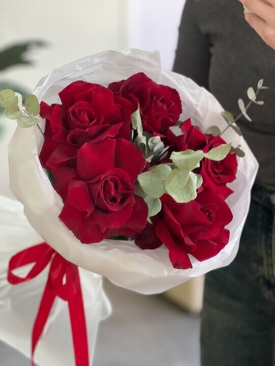 Букет из 5 французских красных роз и эвкалипта, артикул F1427708 - 5823 рублей, доставка по городу. Flawery - доставка цветов