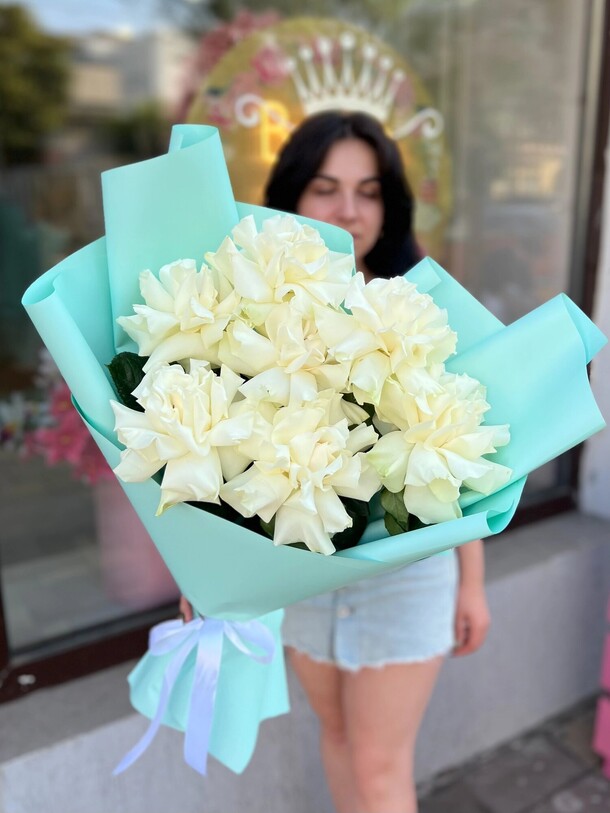 7 белых французских роз, артикул F1431434 - 7719 рублей, доставка по городу. Flawery - доставка цветов