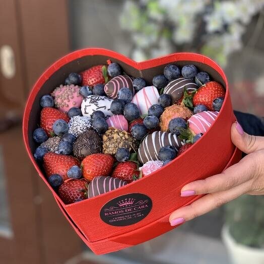 Клубника в шоколаде в сердце, артикул F1450724 - 5492 рублей, доставка по городу. Flawery - доставка цветов