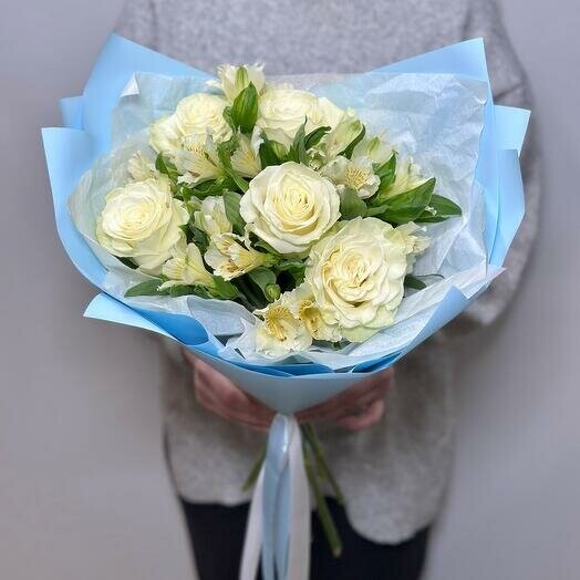 Букет из белых роз и альстромерии, артикул F1451456 - 5335 рублей, доставка по городу. Flawery - доставка цветов