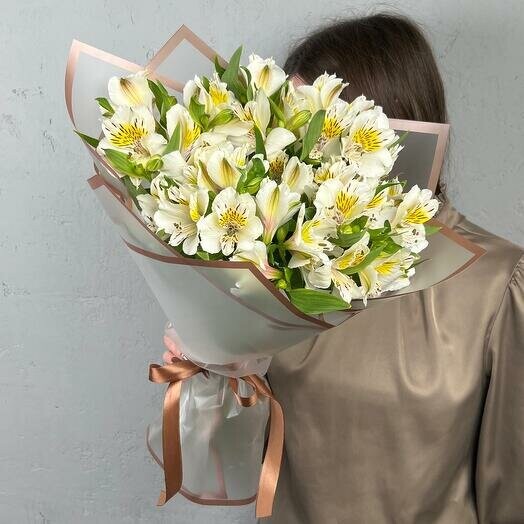 Букет из 11 белых альстромерии в упаковке, артикул F1451458 - 6502 рублей, доставка по городу. Flawery - доставка цветов