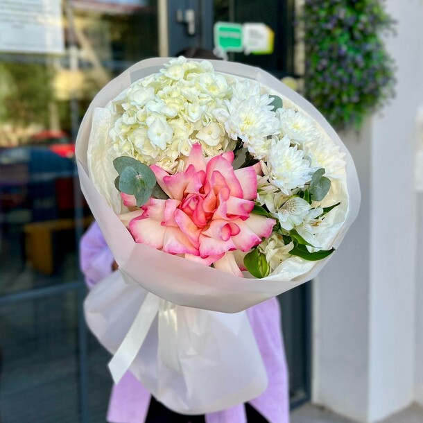 Букет "нежное облако" из гортензии, розы, альстромерии и хриазнтемы, артикул F1457520 - 6005 рублей, доставка по городу. Flawery - доставка цветов