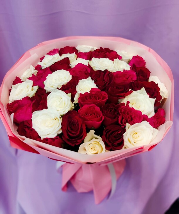 51 роза микс, артикул F1367156 - 6950 рублей, доставка по городу. Flawery - доставка цветов