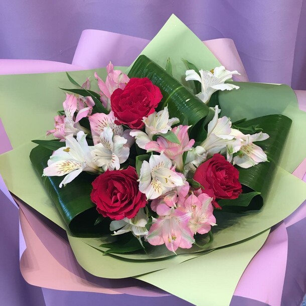 Сборный букет, артикул F1369974 - 2800 рублей, доставка по городу. Flawery - доставка цветов