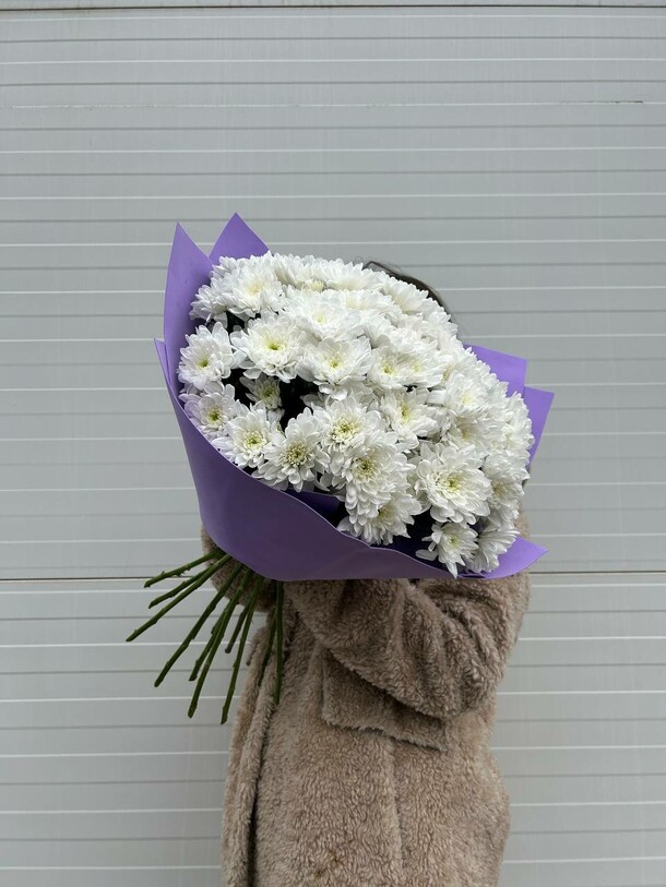 Букет из 11 белых хризантем, артикул F1150859 - 5950 рублей, доставка по городу. Flawery - доставка цветов