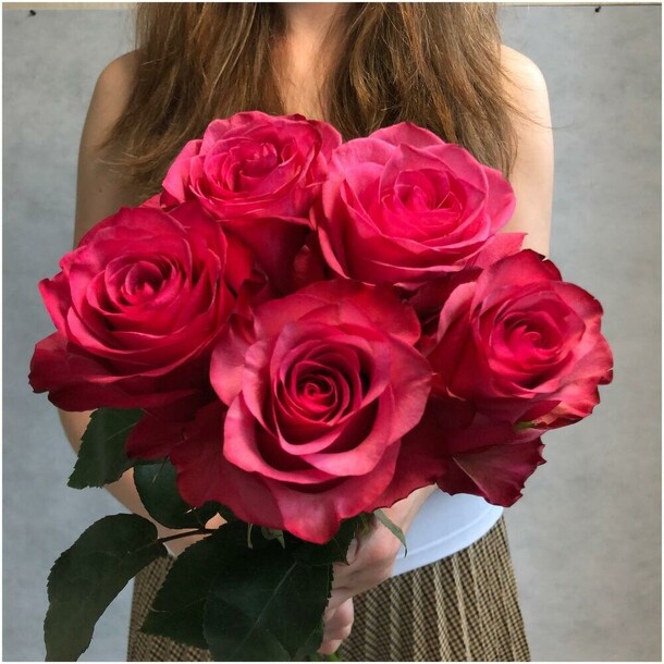 Букет из 5 роз эквадор 60 см, артикул F1150871 - 2650 рублей, доставка по городу. Flawery - доставка цветов