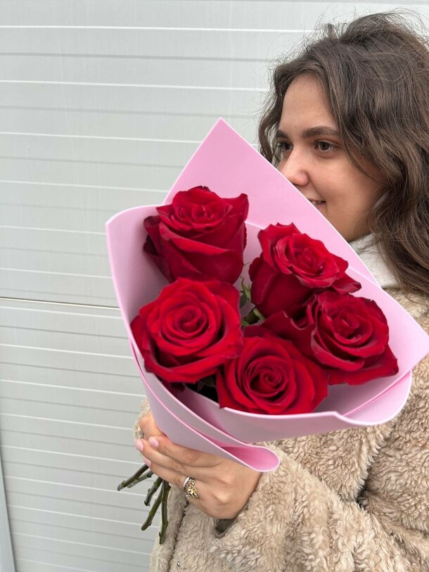 5 роз 60 см в оформлении, артикул F1150878 - 3050 рублей, доставка по городу. Flawery - доставка цветов