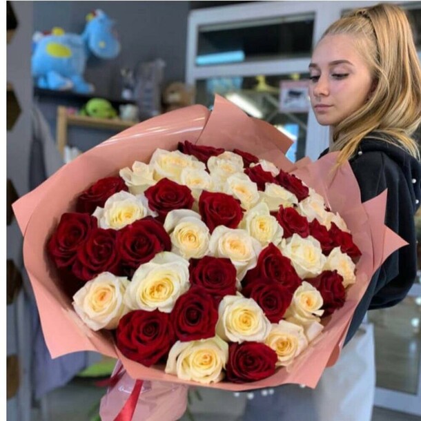 Букет из 41 голландской розы, артикул F1150900 - 18470 рублей, доставка по городу. Flawery - доставка цветов