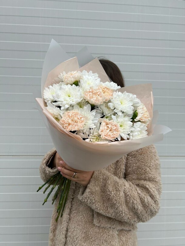 Дуо-букет из хризантемы и диантусов, артикул F1150914 - 4170 рублей, доставка по городу. Flawery - доставка цветов