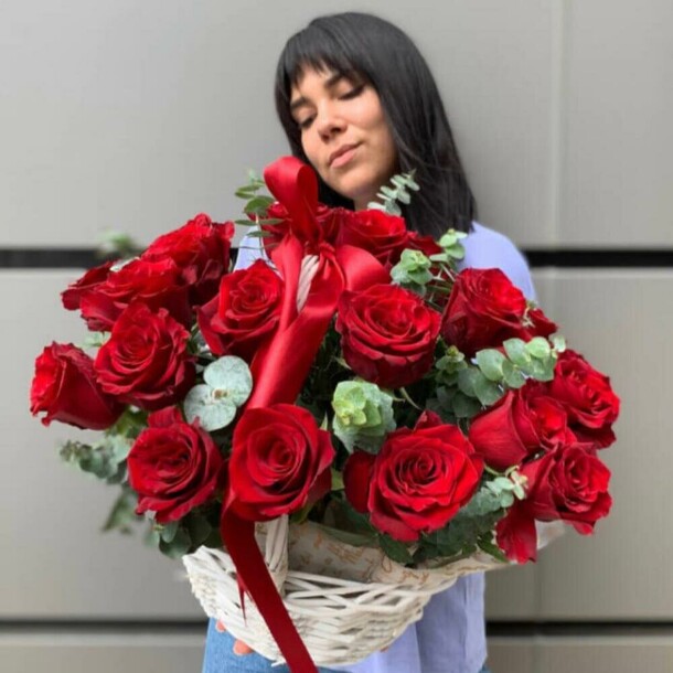 Шикарная корзина с розами, артикул F1150939 - 15173 рублей, доставка по городу. Flawery - доставка цветов
