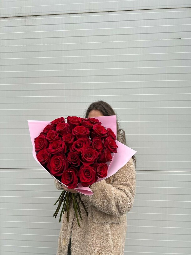 Букет из 25 красных роз, артикул F1151076 - 11555 рублей, доставка по городу. Flawery - доставка цветов