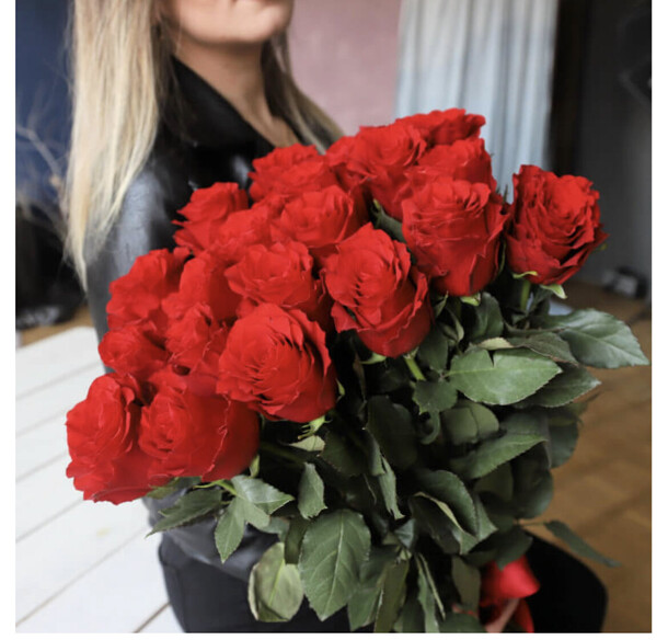 25 роз эквадор 80 см, артикул F1157538 - 13350 рублей, доставка по городу. Flawery - доставка цветов