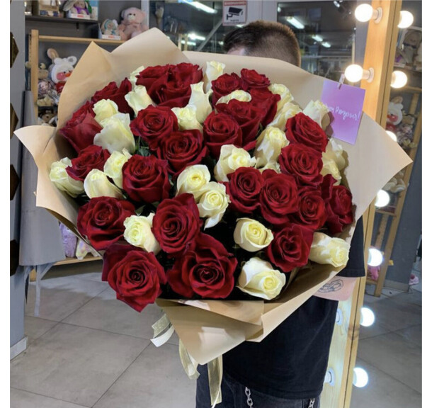 51 роза 80 см, артикул F1157543 - 26920 рублей, доставка по городу. Flawery - доставка цветов