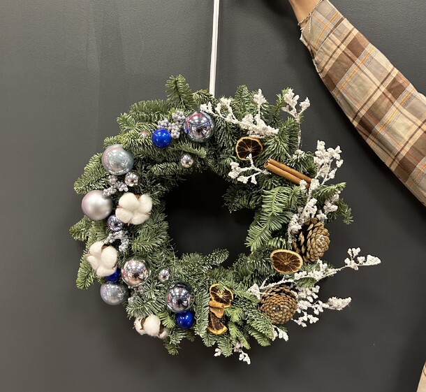 Новогодний венок, артикул F1160596 - 5200 рублей, доставка по городу. Flawery - доставка цветов